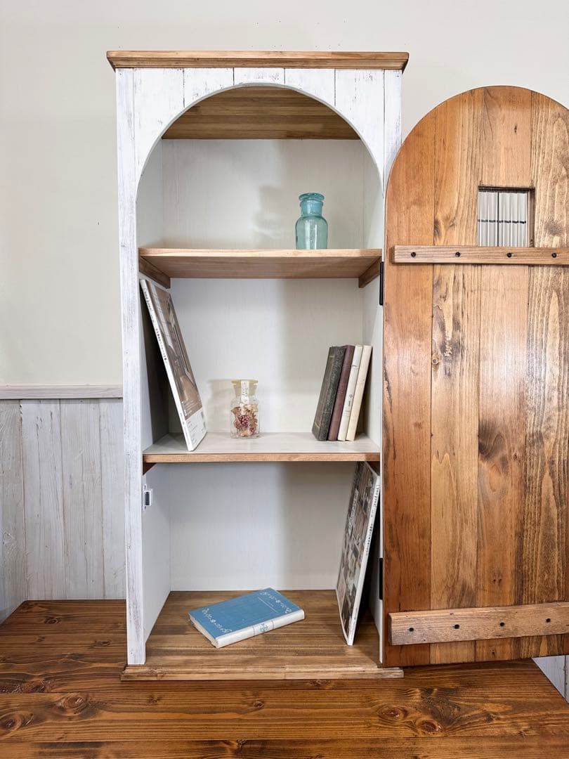 【1点のみ　微キズありのため値引き】ヨーロッパの扉のようなキャビネット