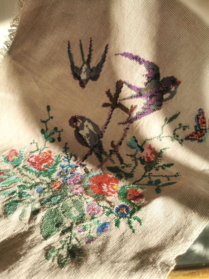 アンティーク 刺繍 燕達と蝶と薔薇 手刺繍リネンクロス タペストリー