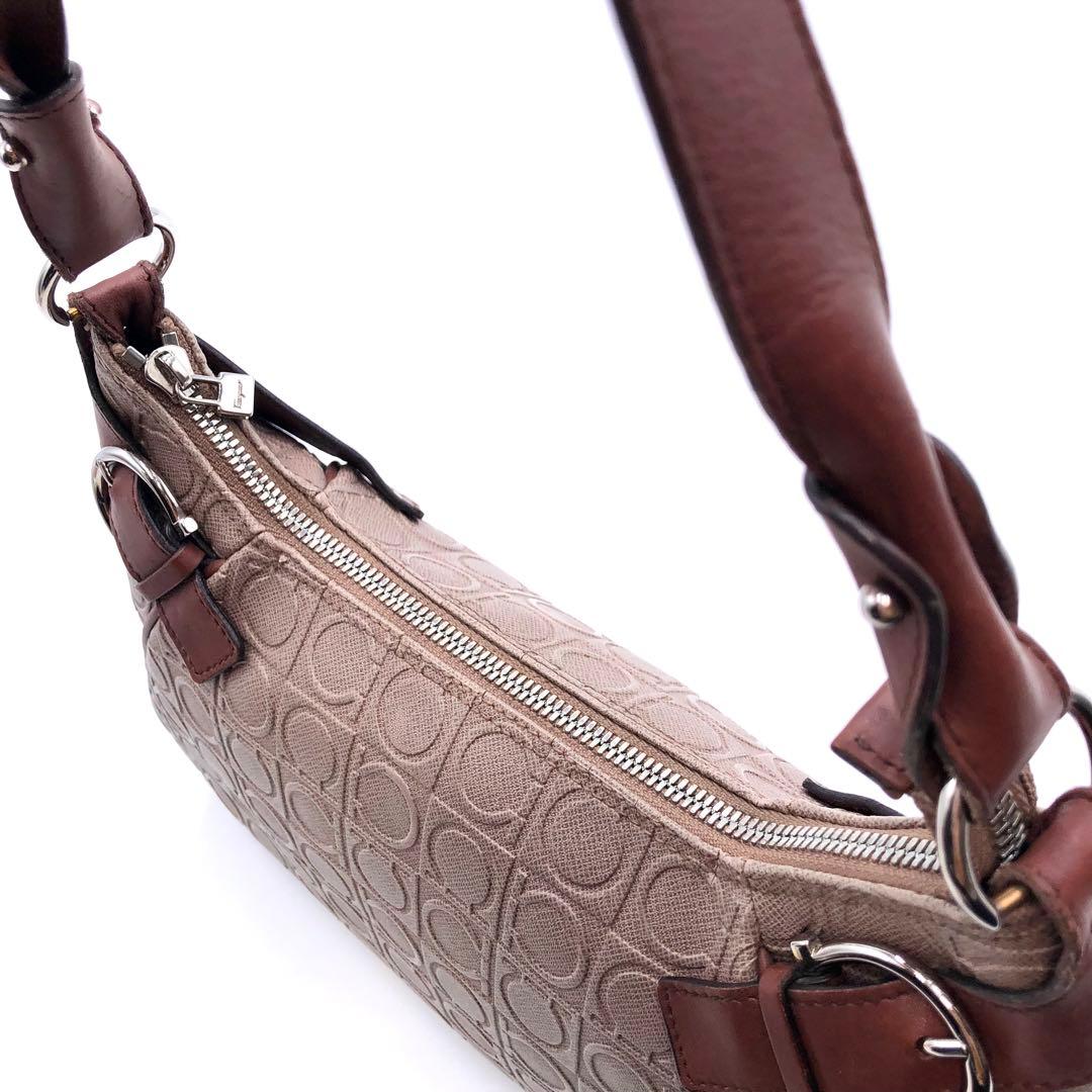 サルヴァトーレフェラガモ アクセサリーポーチ ガンチーニ エンボス バッグ