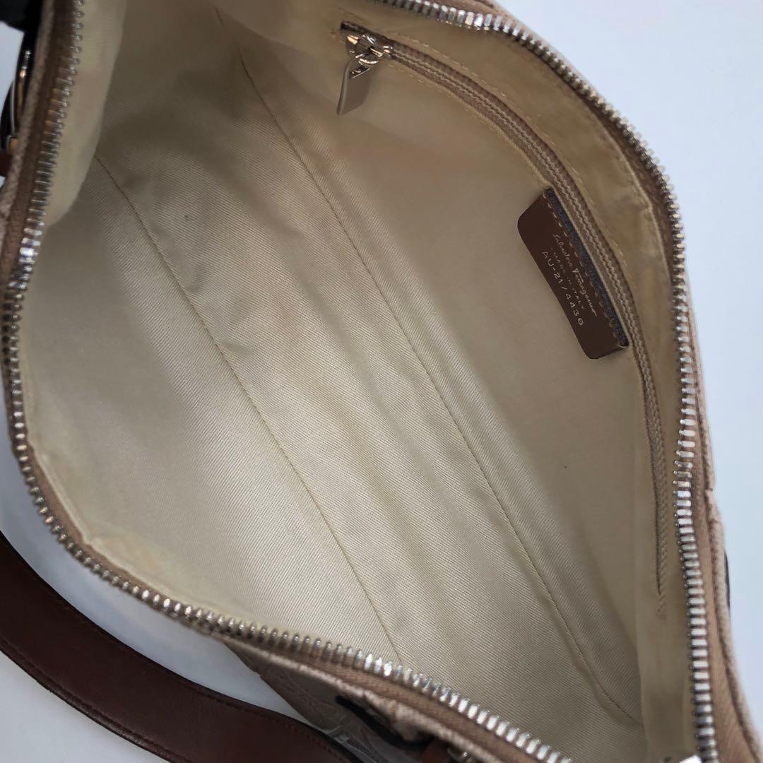 サルヴァトーレフェラガモ アクセサリーポーチ ガンチーニ エンボス バッグ