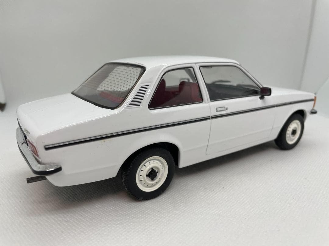 702-036 TRIPLE9 オペル カデット 1977 ホワイト
