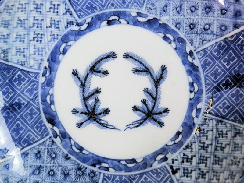 古伊万里　染付　菊花四方襷紋に若松の図　６寸皿　A361A-fbva