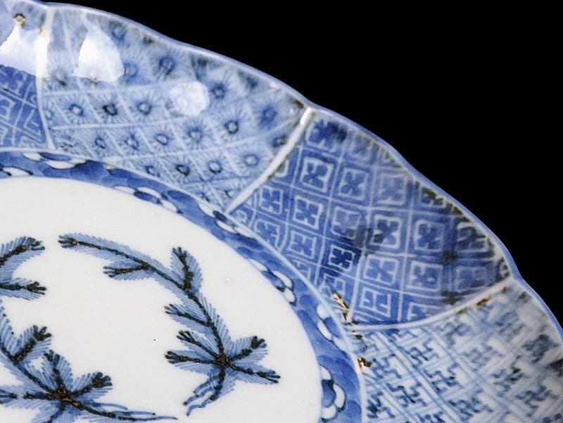 古伊万里　染付　菊花四方襷紋に若松の図　６寸皿　A361A-fbva