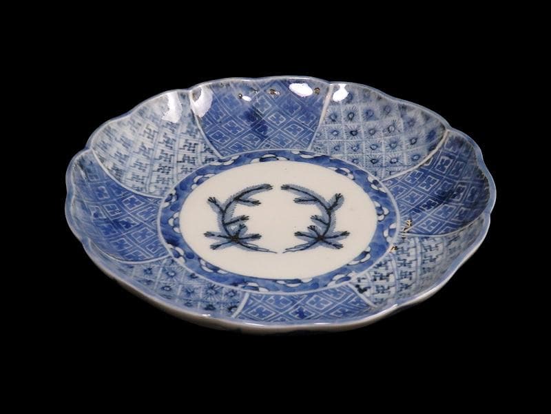 古伊万里　染付　菊花四方襷紋に若松の図　６寸皿　A361A-fbva