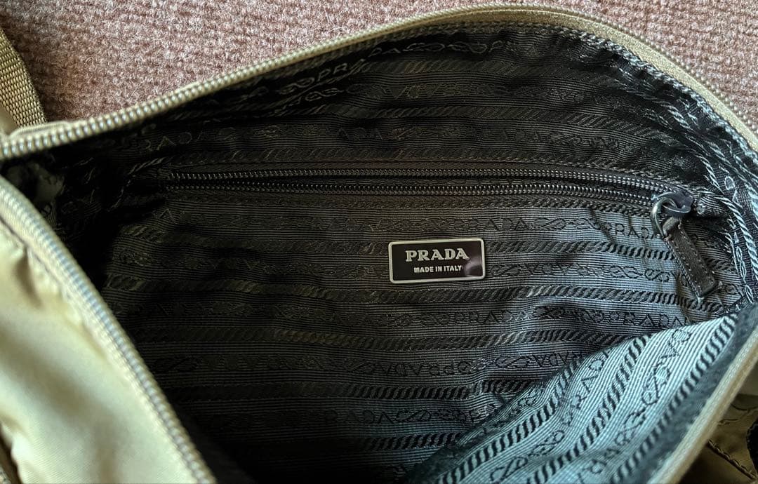 プラダ　ナイロン製ショルダーバッグ
