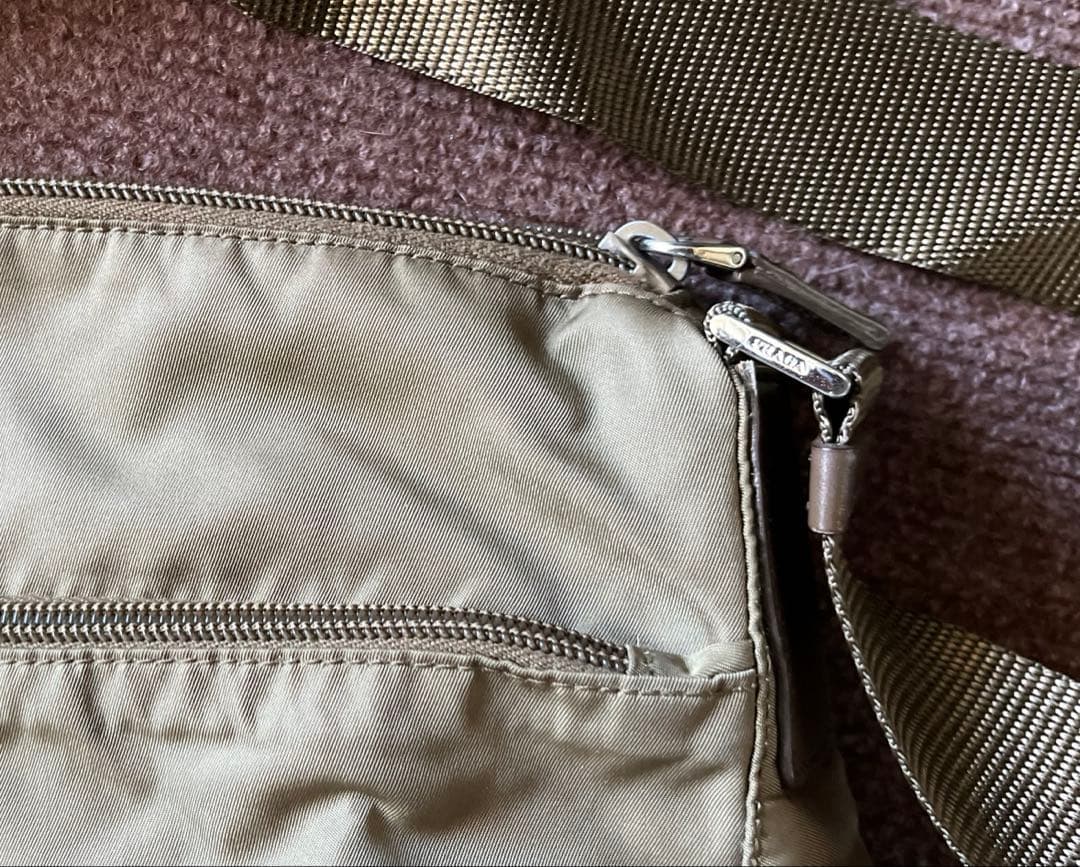 プラダ　ナイロン製ショルダーバッグ