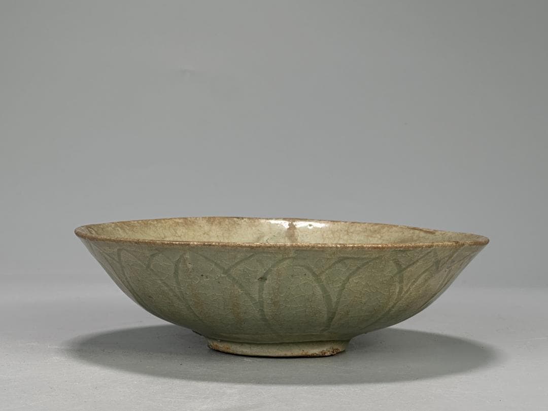 中国美術　元～明時代　青磁　蓮花文茶碗 鉢　時代物　唐物　14～15世紀頃