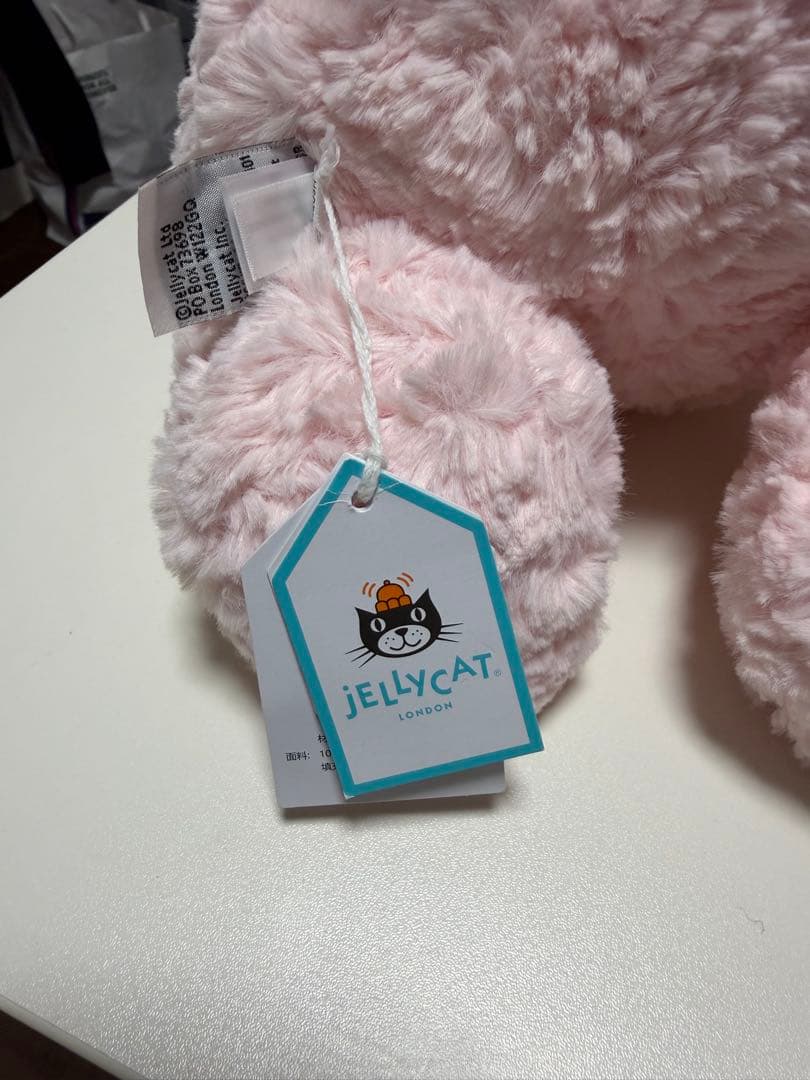 ピンクのクマのぬいぐるみ