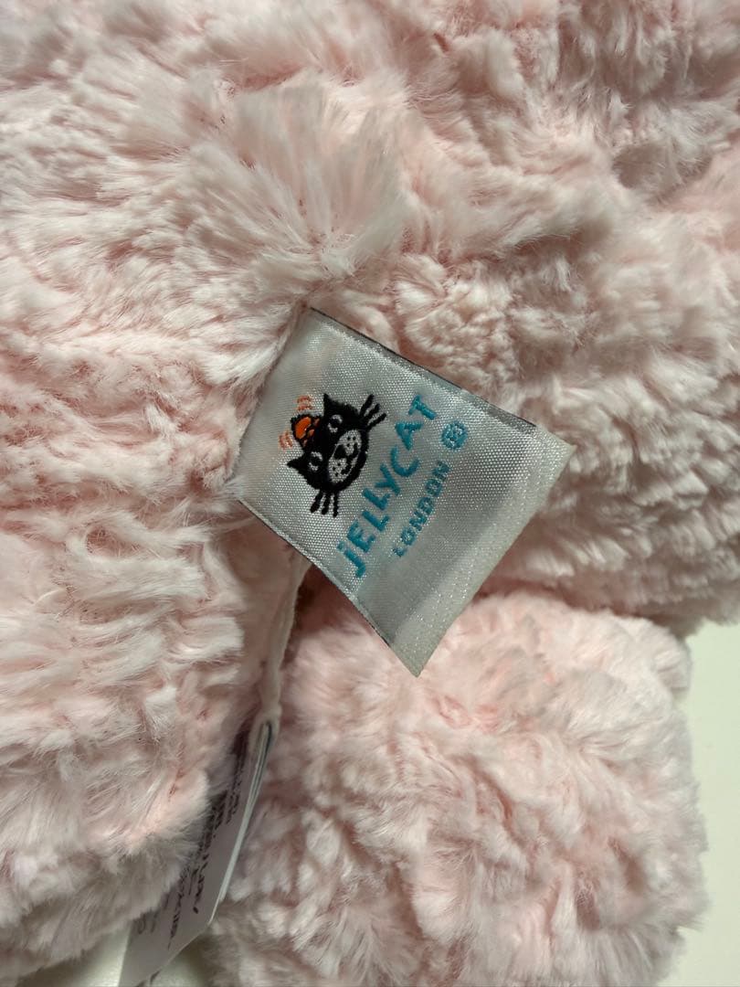 ピンクのクマのぬいぐるみ