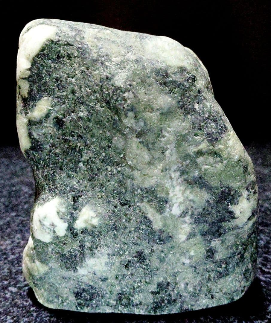 ★翡翠原石★糸魚川硬玉【小滝灰ラベ・転石・切り出し❷1528ｇ】