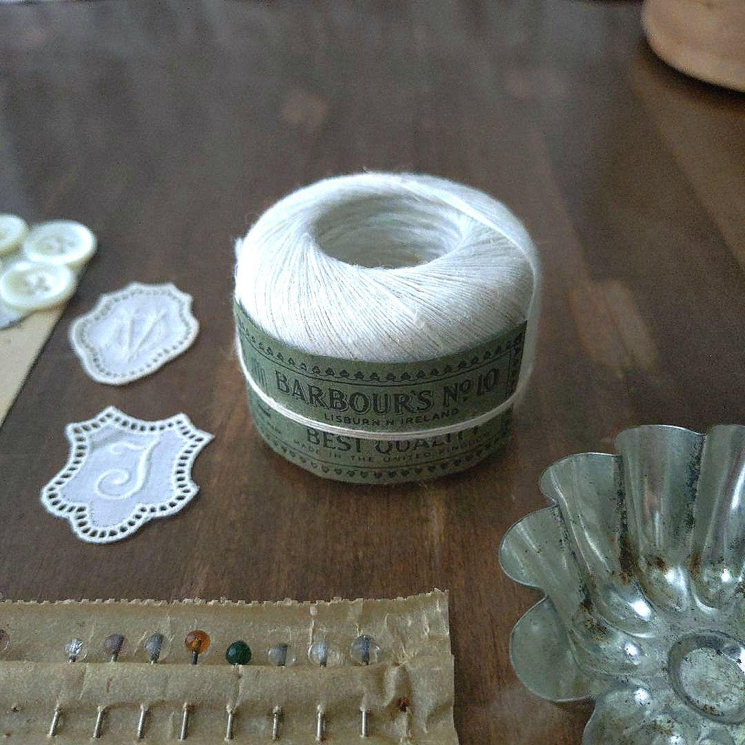 アンティーク お菓子の箱 と 手芸材料 糸巻き 待ち針 モチーフ ボタン