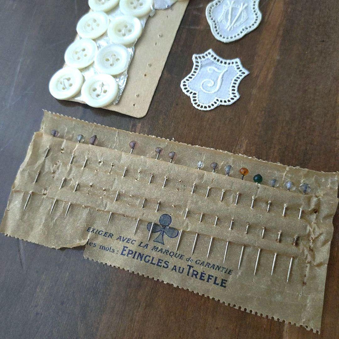 アンティーク お菓子の箱 と 手芸材料 糸巻き 待ち針 モチーフ ボタン