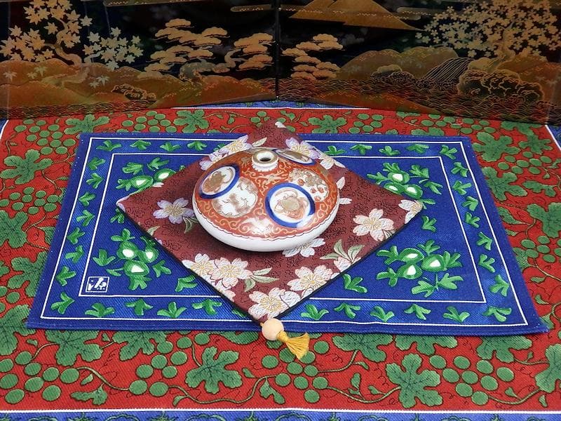 古伊万里　金襴手　鶴亀に松竹梅の図　油壷　D652-CHe