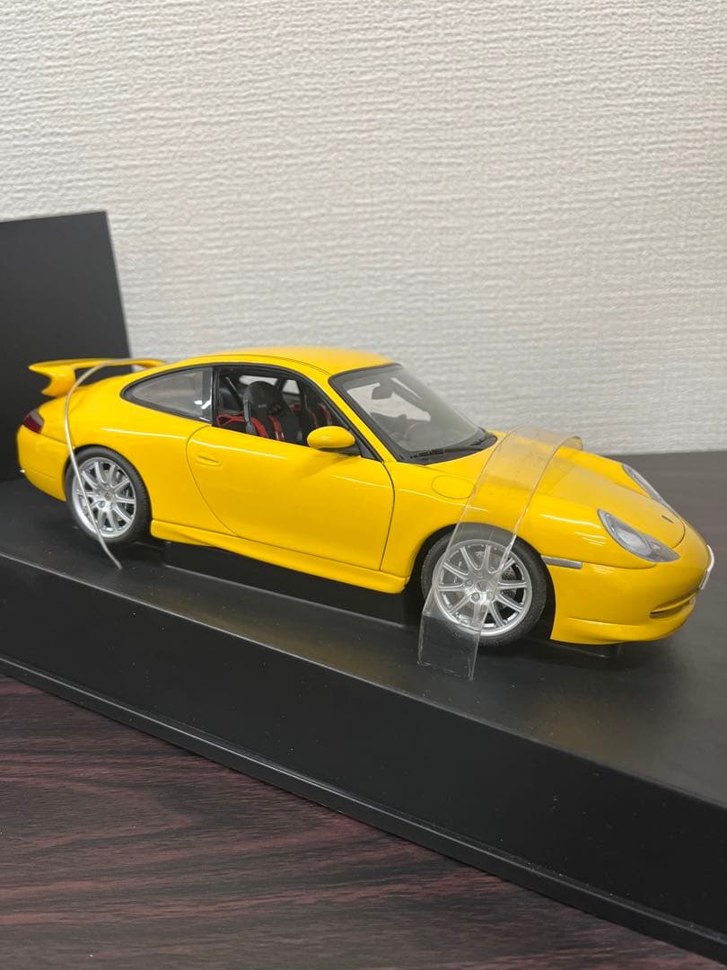 オートアート1/18 ポルシェ911GT3 イエロー