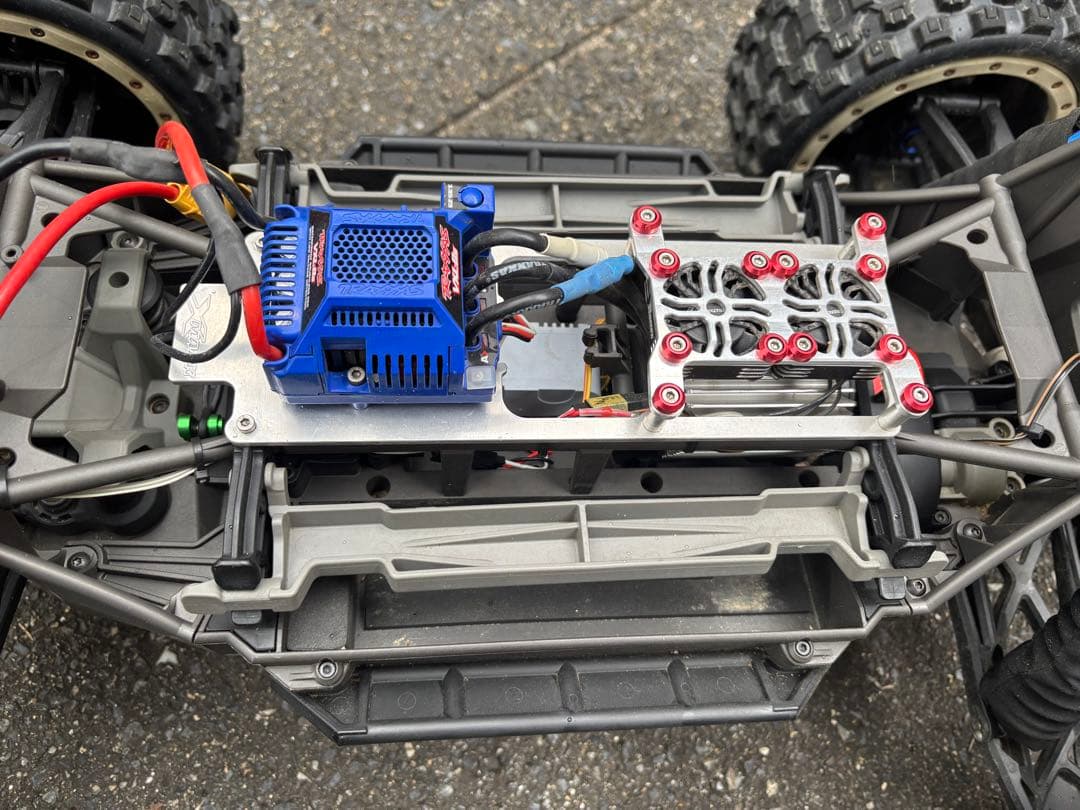 1/5 トラクサス　X-MAXX モンスタートラック