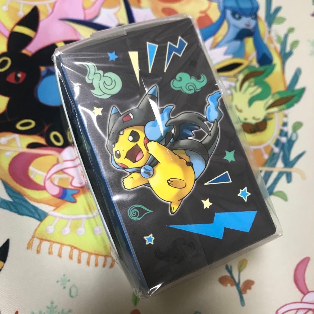 デッキケース メガリザードンXのポンチョを着たピカチュウ