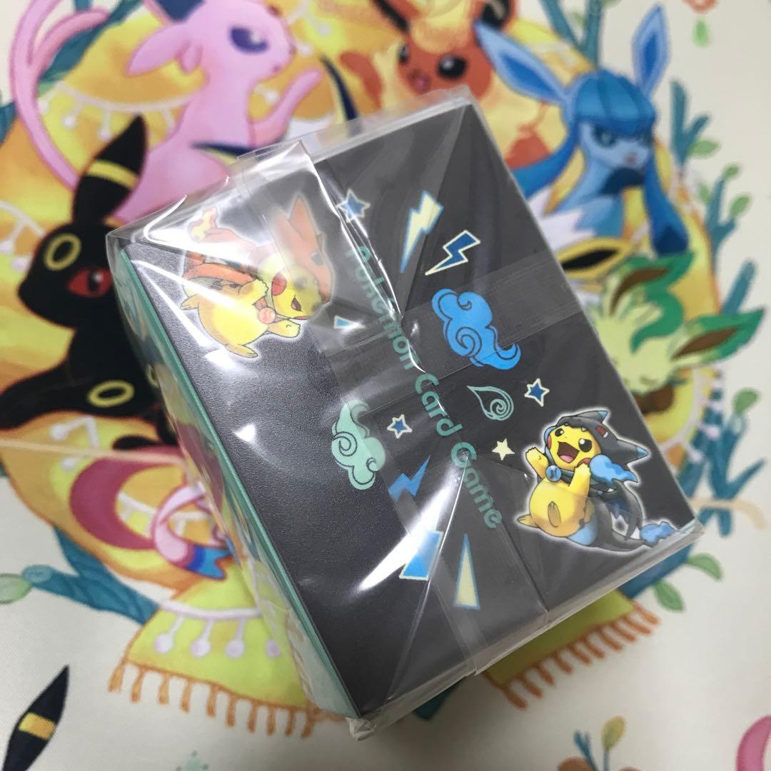 デッキケース メガリザードンXのポンチョを着たピカチュウ