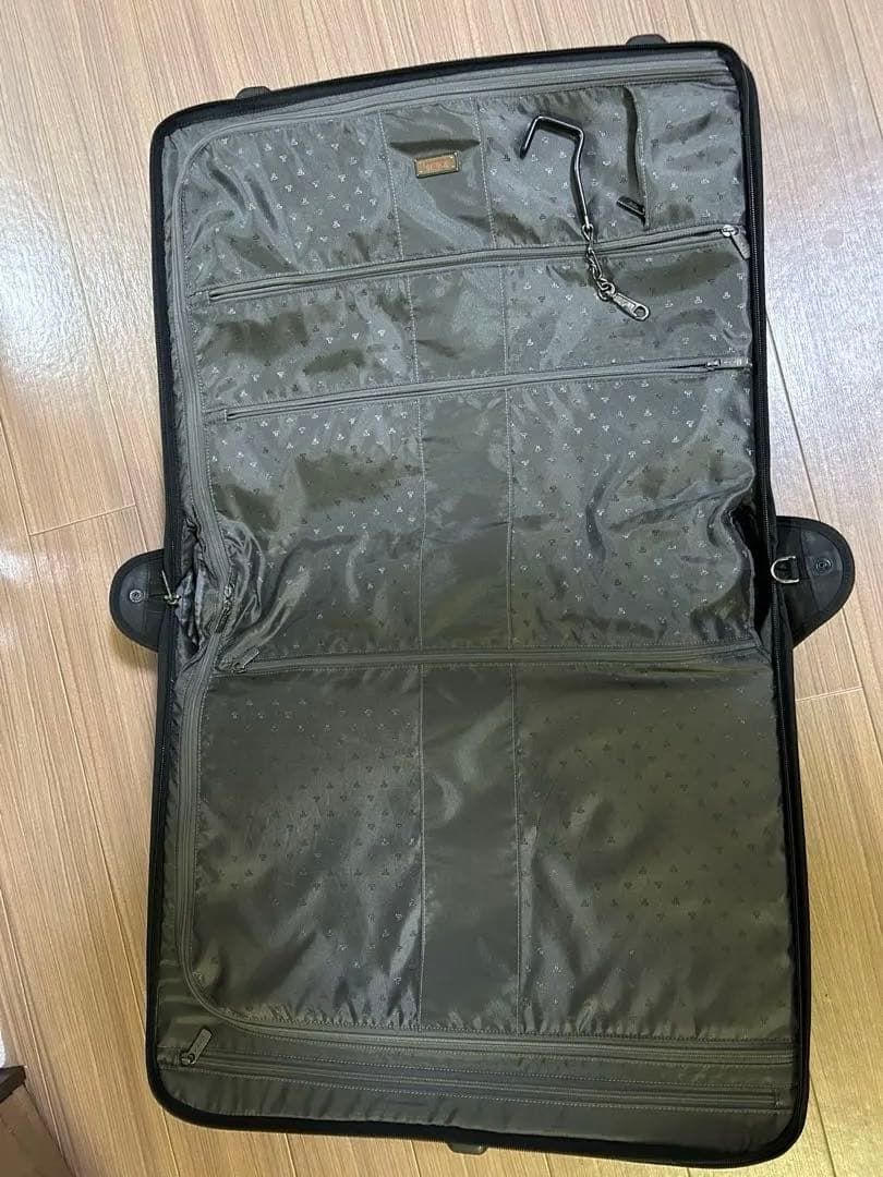 (週末セール)TUMIガーメント ブラックキャリーケース