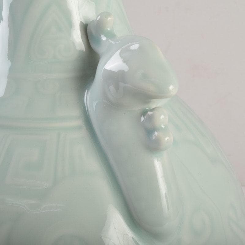 中国　大清乾隆年製款　粉青釉　双神獣耳瓶　V　8747A