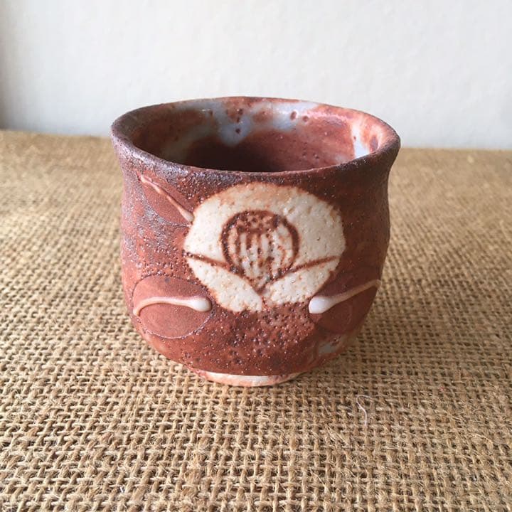 美濃焼 赤志乃 ぐい飲み 箱付き 椿