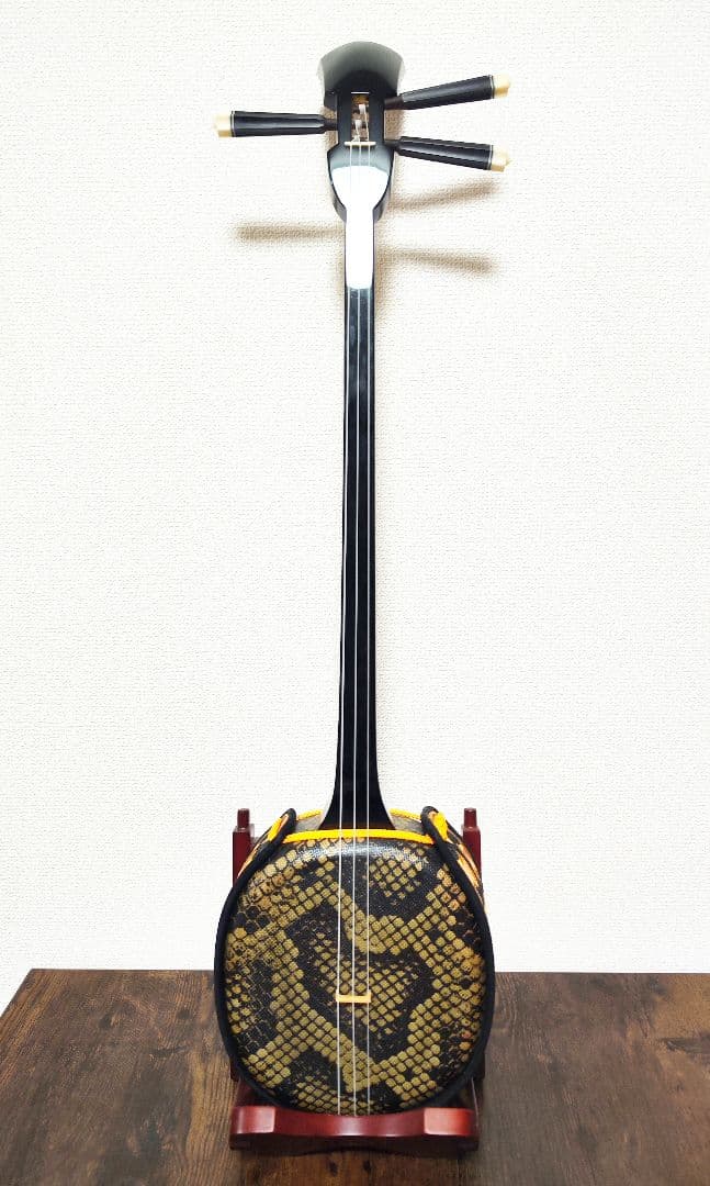 ヘビ柄三線 本体　けーです。