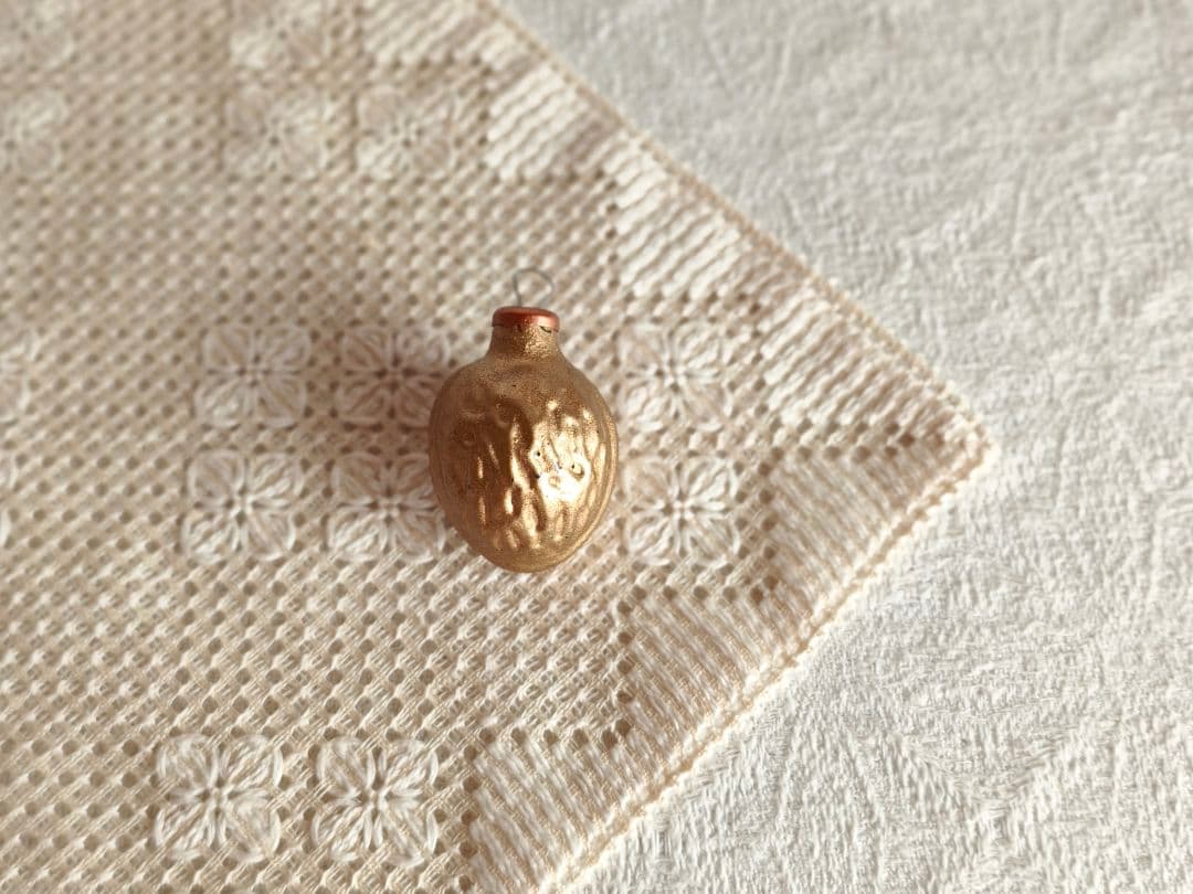 【たし1012さま】vintage ❀ マットゴールドの クルミオーナメント
