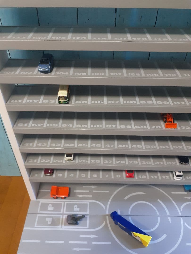自作ミニカー収納棚9段168台ロータリー交差点付き