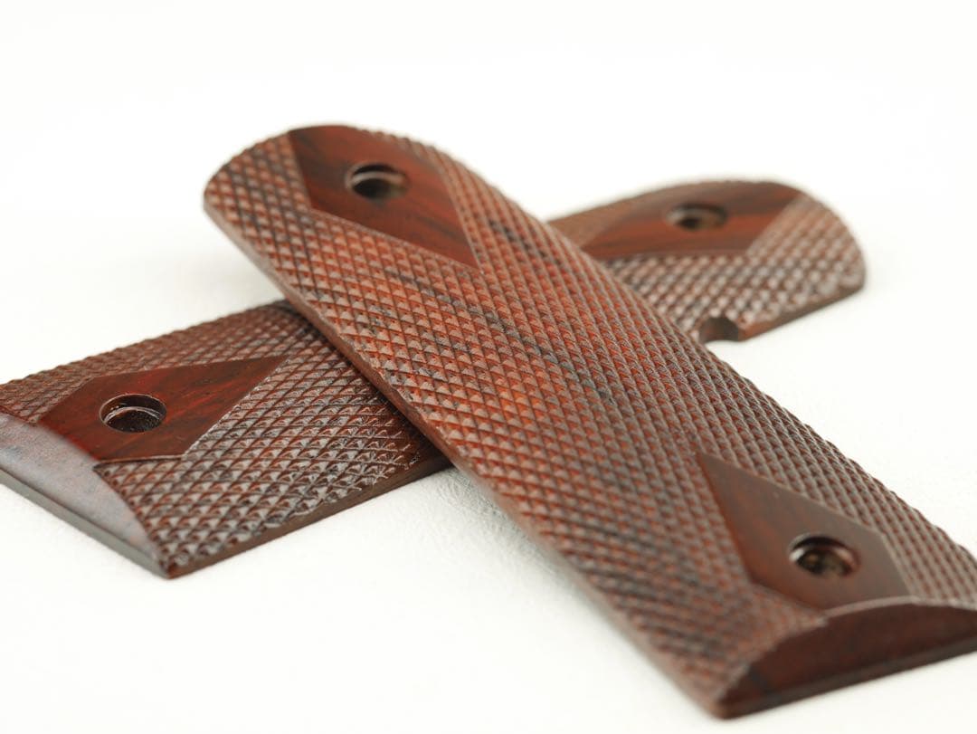 エスメラルダ ガバメント系 フルサイズ ココボロ ダイヤチェッカー 木製グリップ