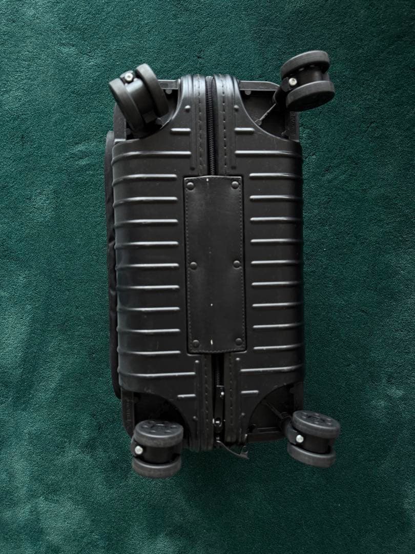 RIMOWA エッセンシャル スリーブ コンパクト 4輪 マットブラック 黒