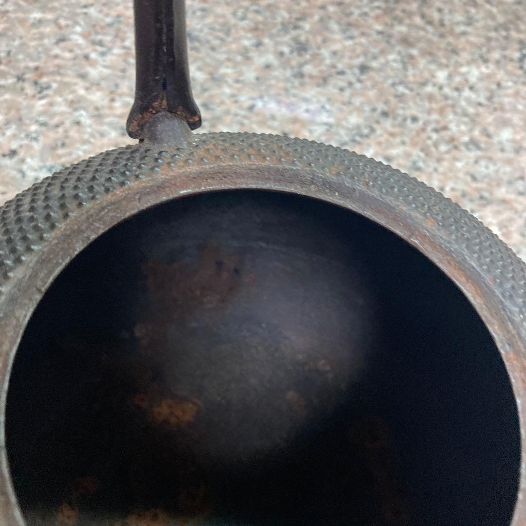 黒い鋳鉄製鉄瓶 突起模様