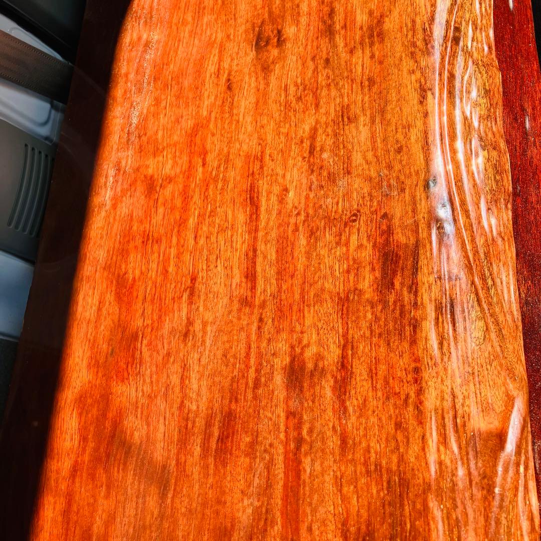 光沢仕上げの木製座卓