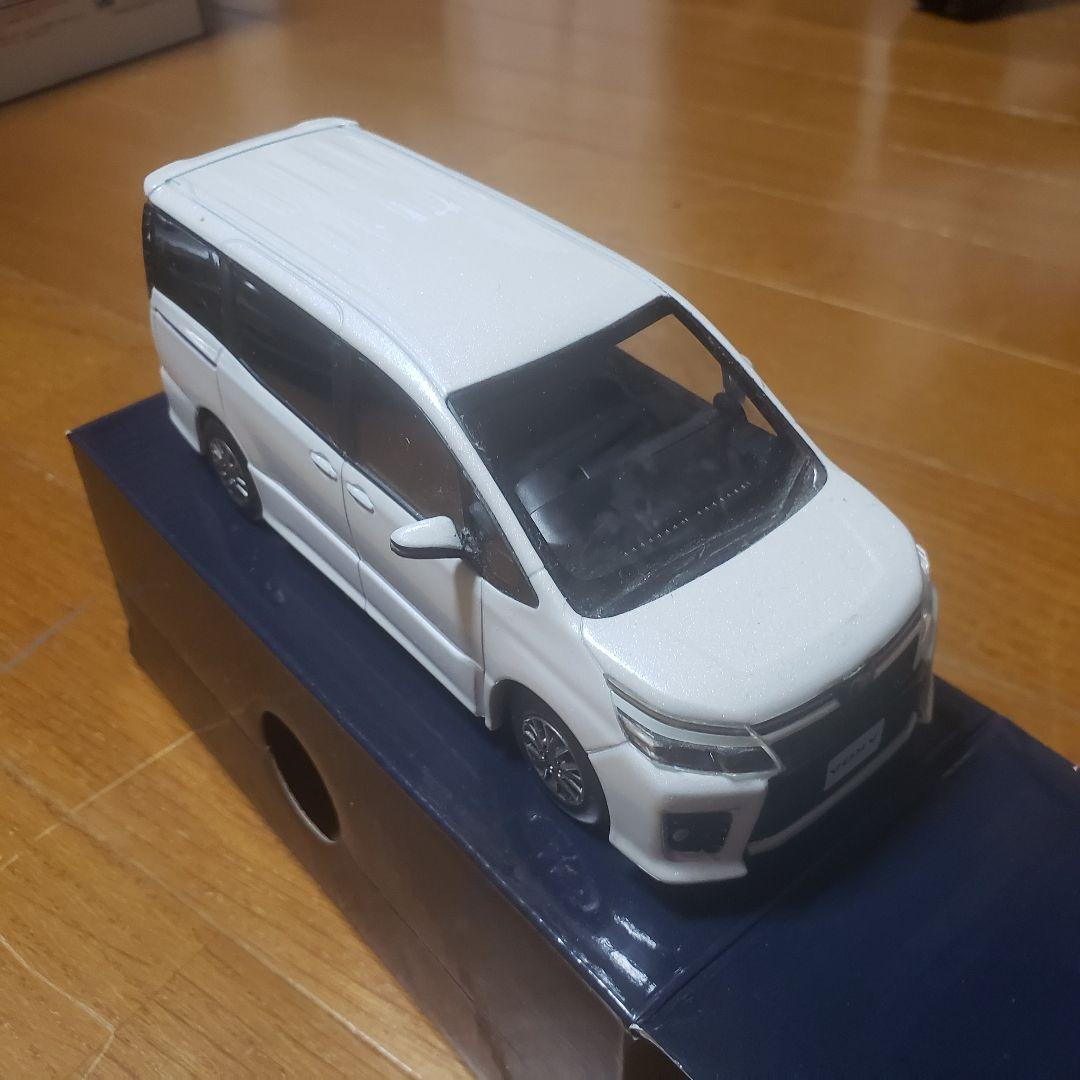 TOYOTA Voxy 80 サンプルカー