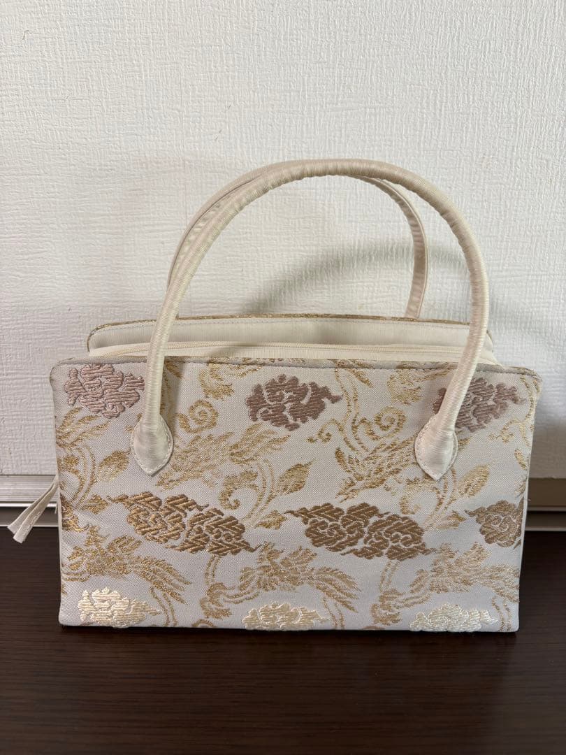 和装用バッグ 白と金の花柄