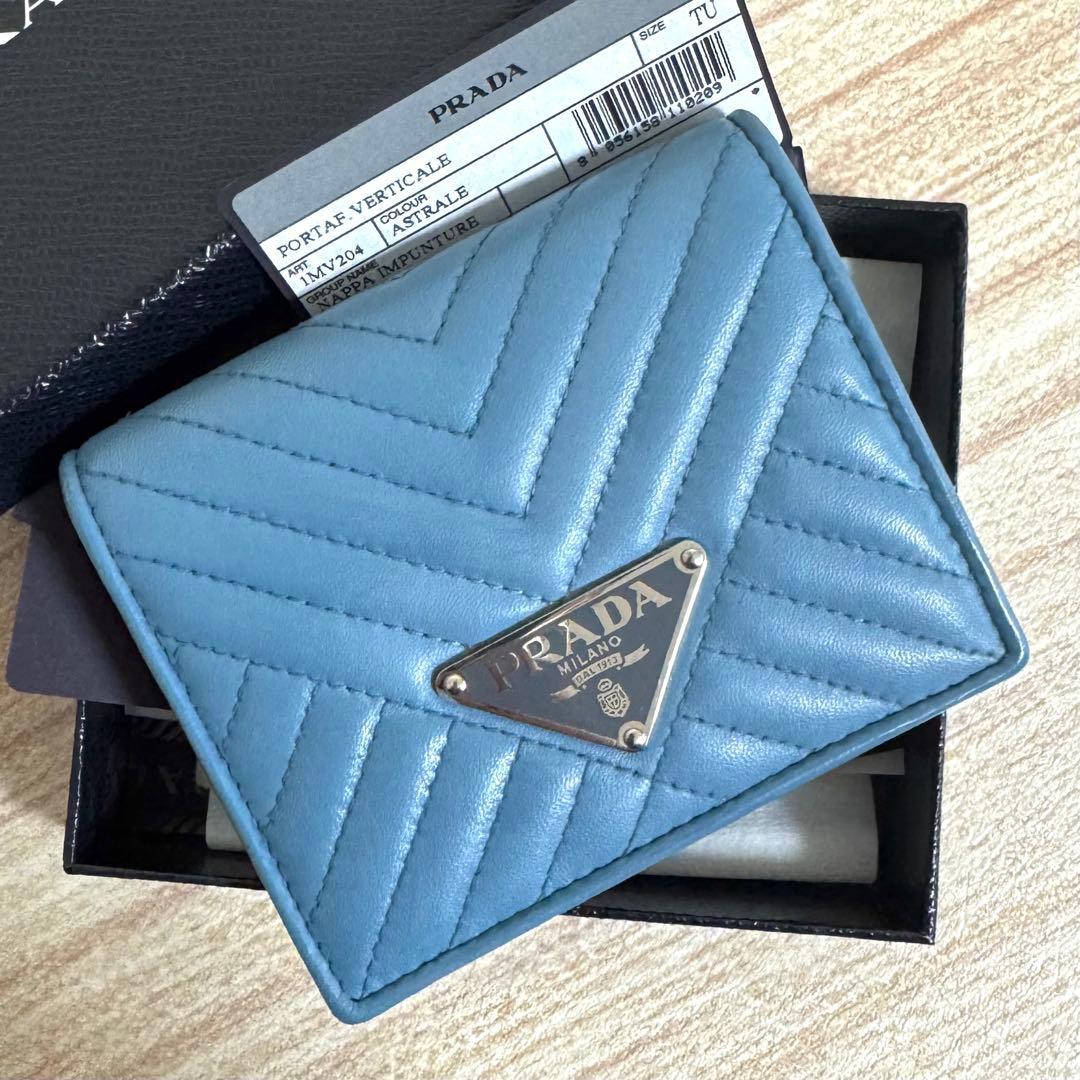 極美品 プラダ 二つ折り ダイアグラム キルティング ブルー 1MV204