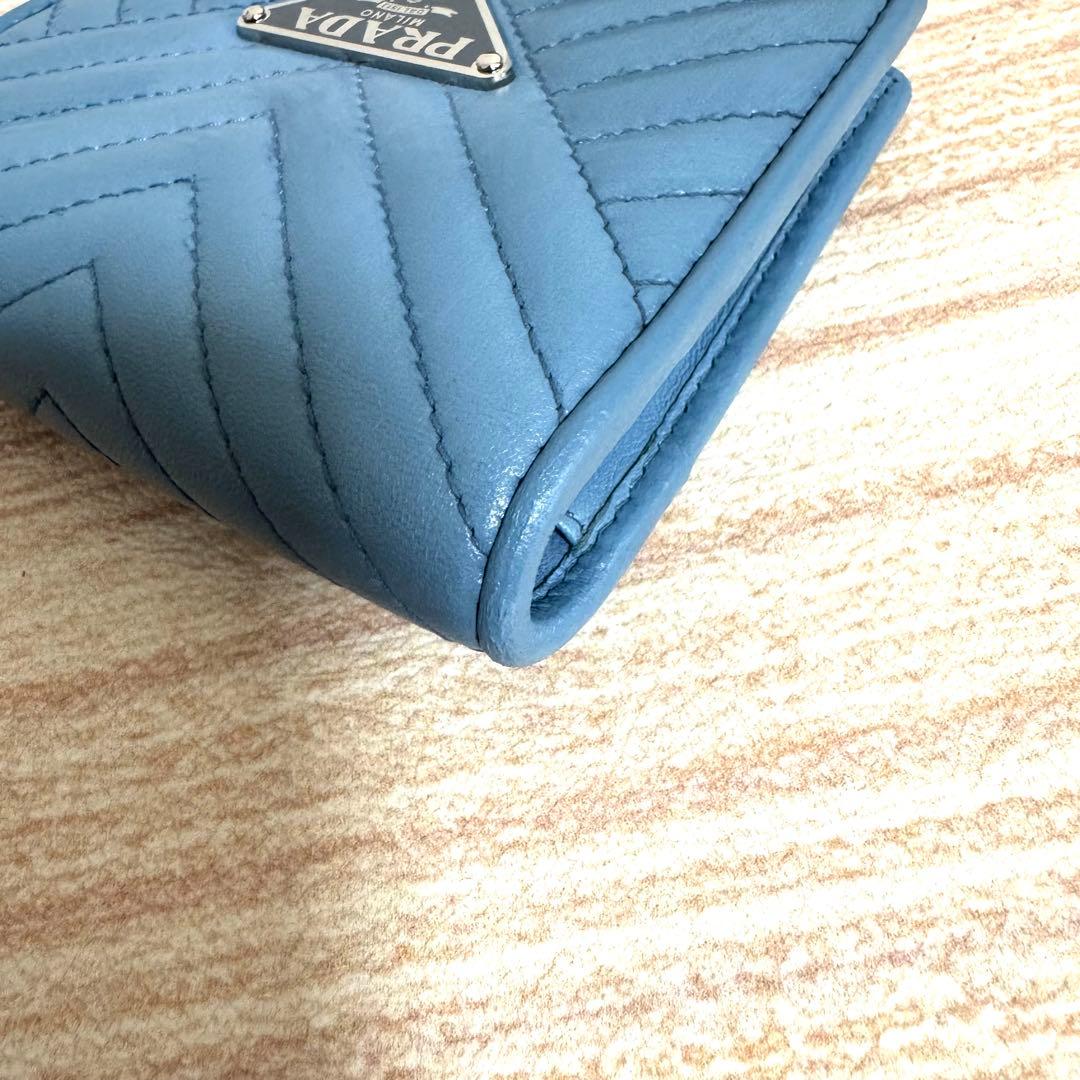極美品 プラダ 二つ折り ダイアグラム キルティング ブルー 1MV204