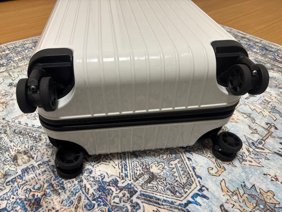 正規品　リモワ RIMOWAエッセンシャルライト CABIN S ４輪