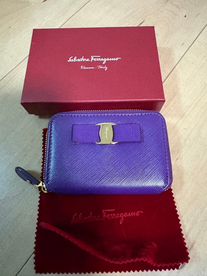 Salvatore Ferragamo 紫 ケース