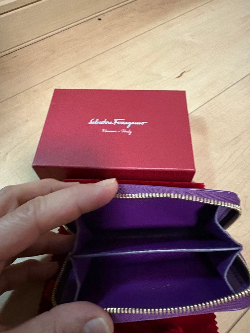 Salvatore Ferragamo 紫 ケース