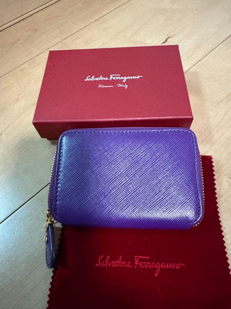 Salvatore Ferragamo 紫 ケース