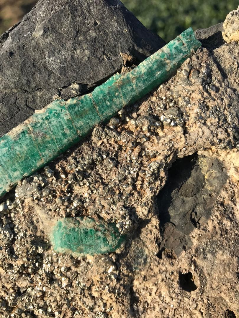 エメラルド原石　パイライト