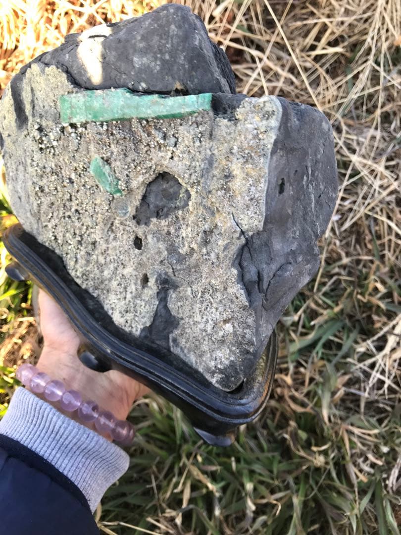 エメラルド原石　パイライト