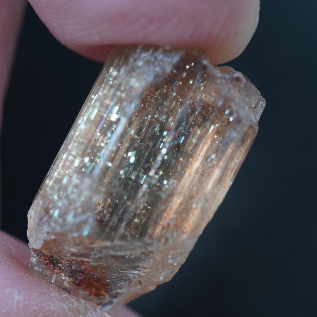 サンストーンスキャポライト　結晶　原石　タンザニア産