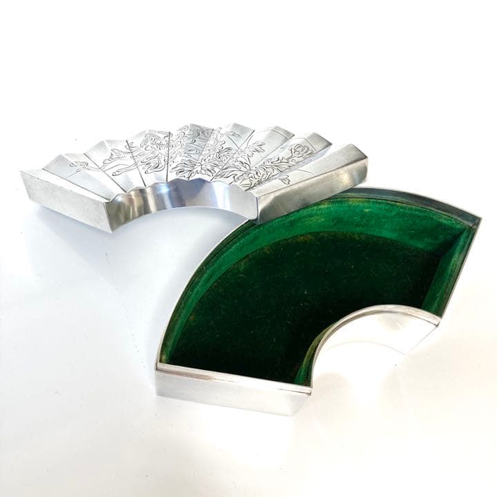 純銀製　扇型　菊文様　小物入れ