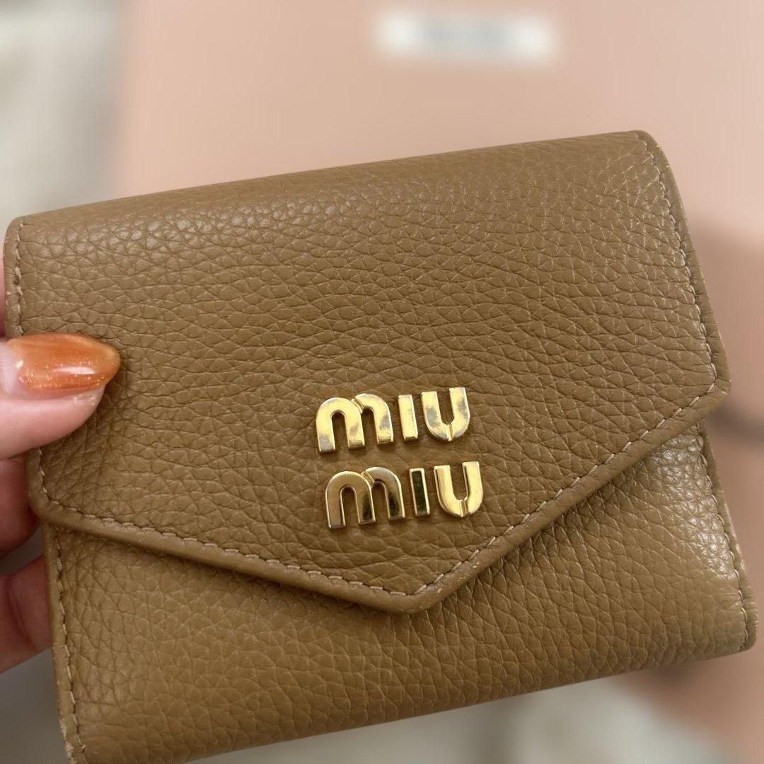 miu miu♡ヴィッテロダイノレザーフラップ付折りミニ財布♡ブラウン