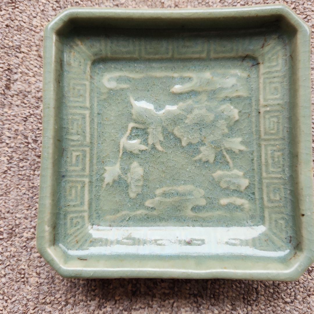 古九谷青磁陽刻牡丹雷紋角皿