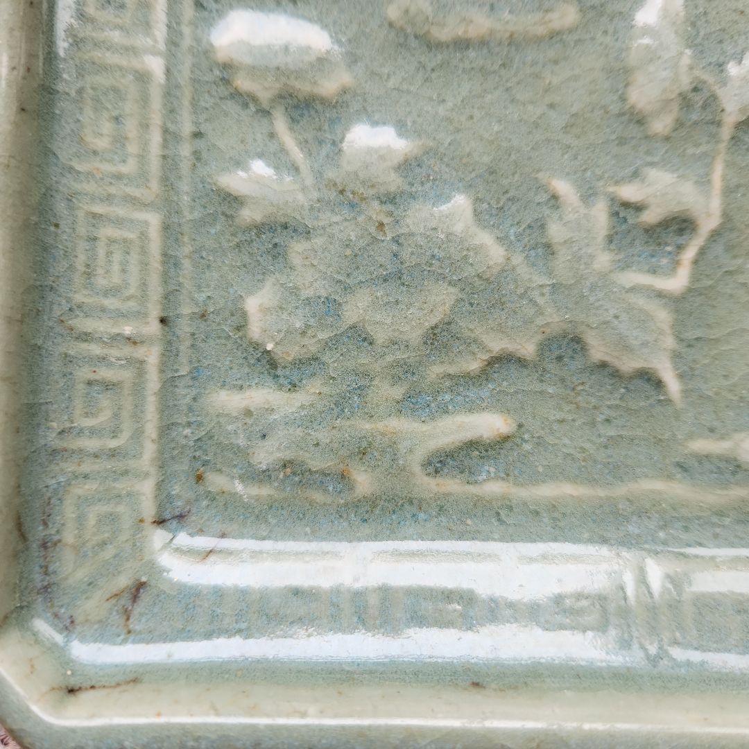 古九谷青磁陽刻牡丹雷紋角皿
