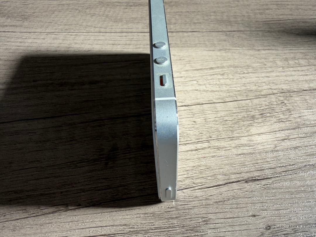 Apple iPhoneSE シルバー