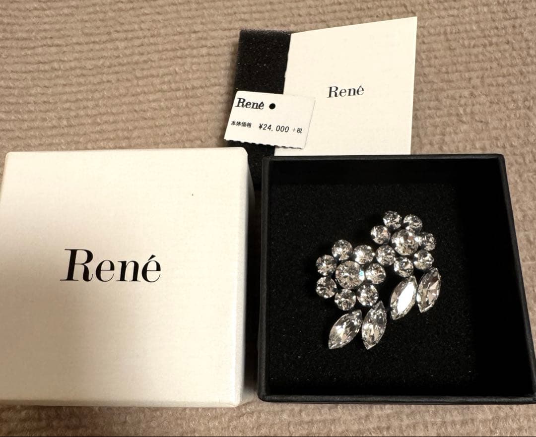 René フラワーモチーフブローチ