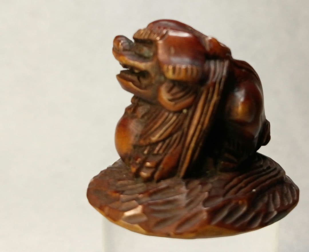 親信 在銘 「玉取り獅子」 柘植彫 根付 江戸時代