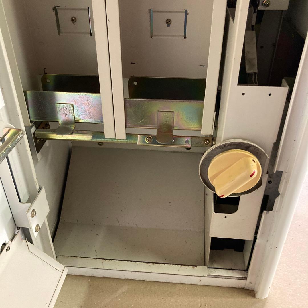 ガチャ機　ガチャマシン　手動式自動販売機　カードガチャ